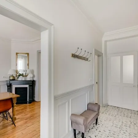 Maison Qui S'y Frotte S'y Pique *