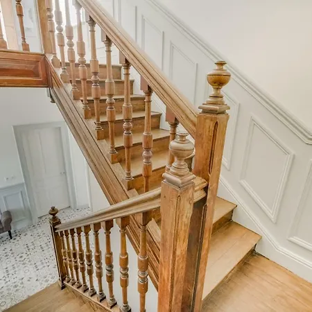 Maison Qui S'y Frotte S'y Pique