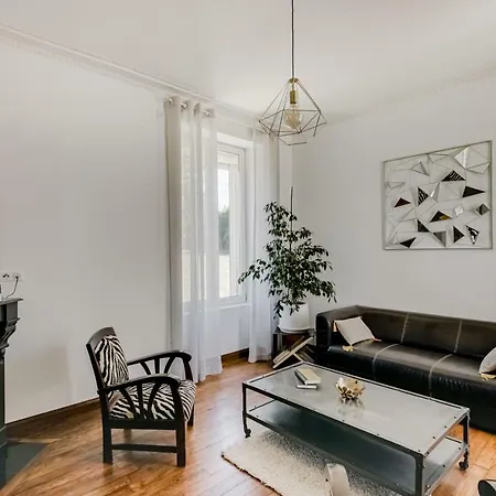Maison Qui S'y Frotte S'y Pique *