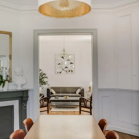 Maison Qui S'y Frotte S'y Pique *