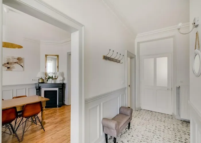 Maison Qui S'y Frotte S'y Pique *