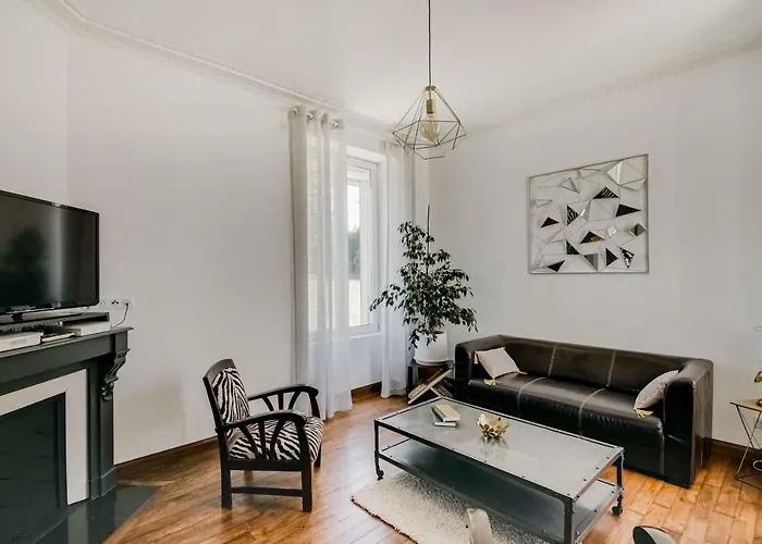 Maison Qui S'y Frotte S'y Pique *