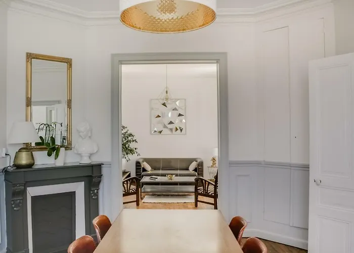 Maison Qui S'y Frotte S'y Pique *